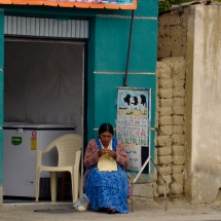 Lady knitting in the streets of Mallasa